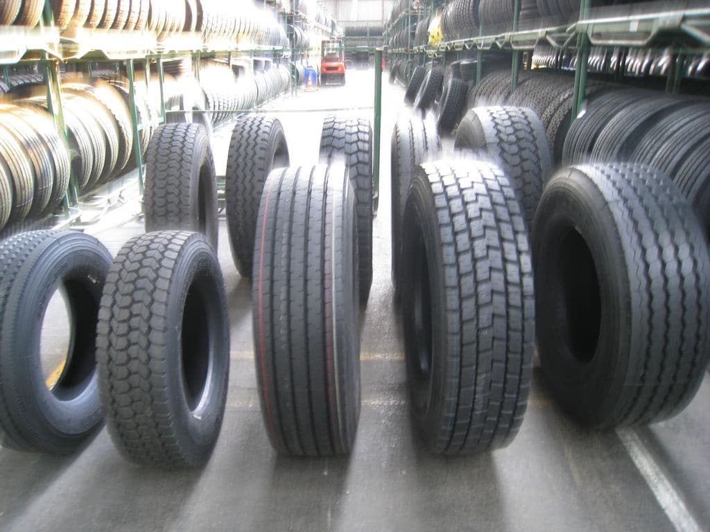 bertrand pneus distribue des pneus poids lourds