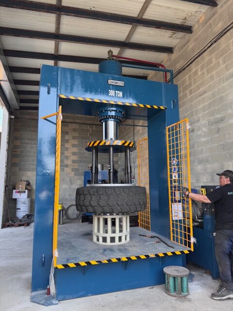 presse hydraulique pneu plein alvéolé chariot élévateur génie civil bertrand pneus